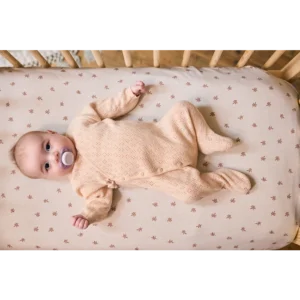 Bebé recién nacida usando chupete Philips Avent Ultra Start