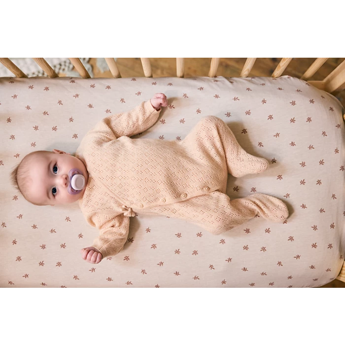 Bebé recién nacida usando chupete Philips Avent Ultra Start