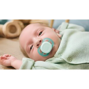Bebé recién nacido usando chupete Philips Avent Ultra Start 0-2 meses