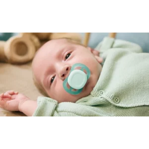 Bebé recién nacido usando chupete Philips Avent Ultra Start 0-2 meses