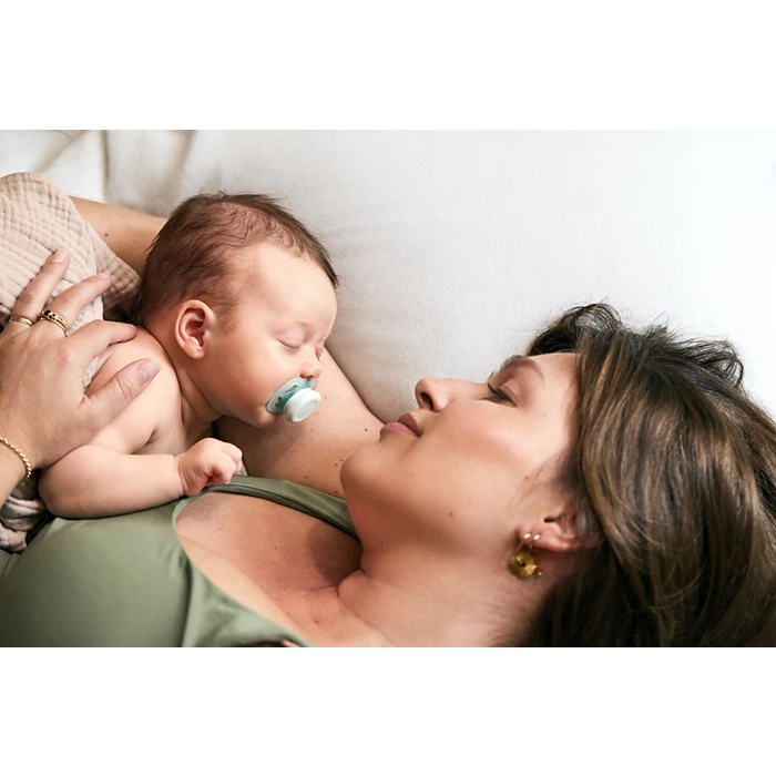 Mamá alimentando y calmando a su bebé con chupete Philips Avent Ultra Start