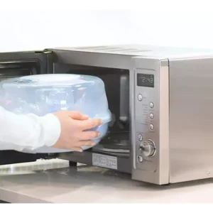 Esterilizador a vapor Philips Avent dentro de microondas esterilizando mamaderas