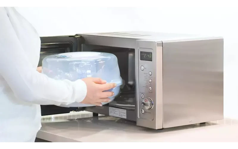 Esterilizador a vapor Philips Avent dentro de microondas esterilizando mamaderas