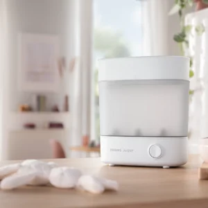 Esterilizador Philips Avent compacto sobre mesón blanco, diseño minimalista