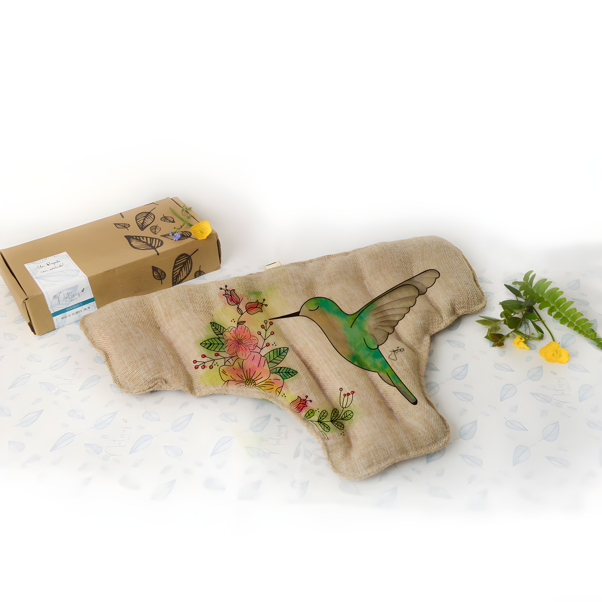 Guatero uterino y de baja espalda relleno de semillas y hierbas naturales para aliviar cólicos menstruales y dolor lumbar en uso caliente o frío.