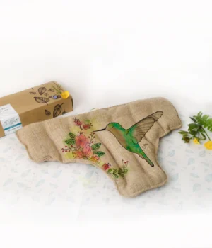 Guatero uterino y de baja espalda relleno de semillas y hierbas naturales para aliviar cólicos menstruales y dolor lumbar en uso caliente o frío.