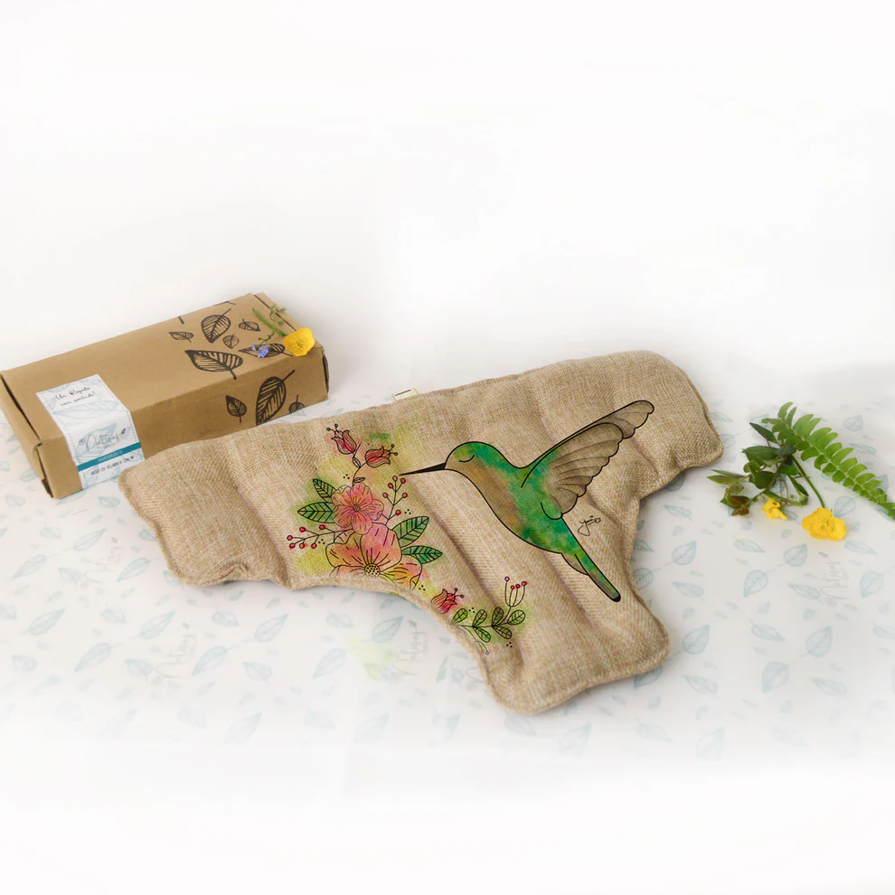 Guatero uterino y de baja espalda relleno de semillas y hierbas naturales para aliviar cólicos menstruales y dolor lumbar en uso caliente o frío.