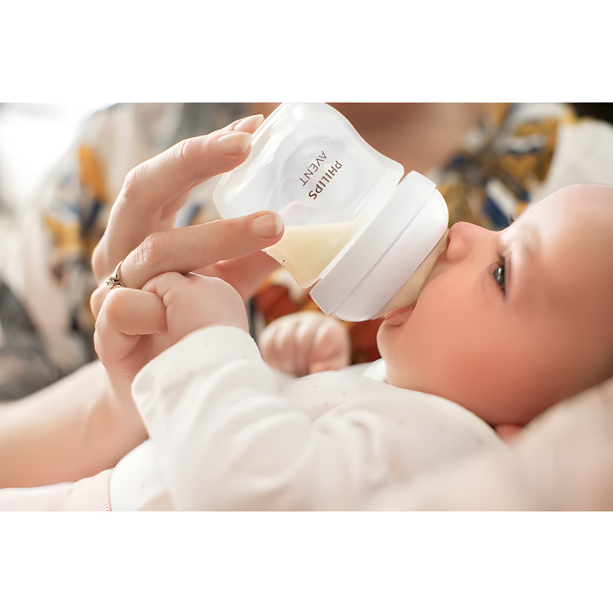 Mamá alimentando a su bebé con mamadera Philips Avent Natural Response