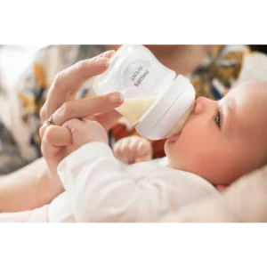 Mamá alimentando a su bebé con mamadera Philips Avent Natural Response