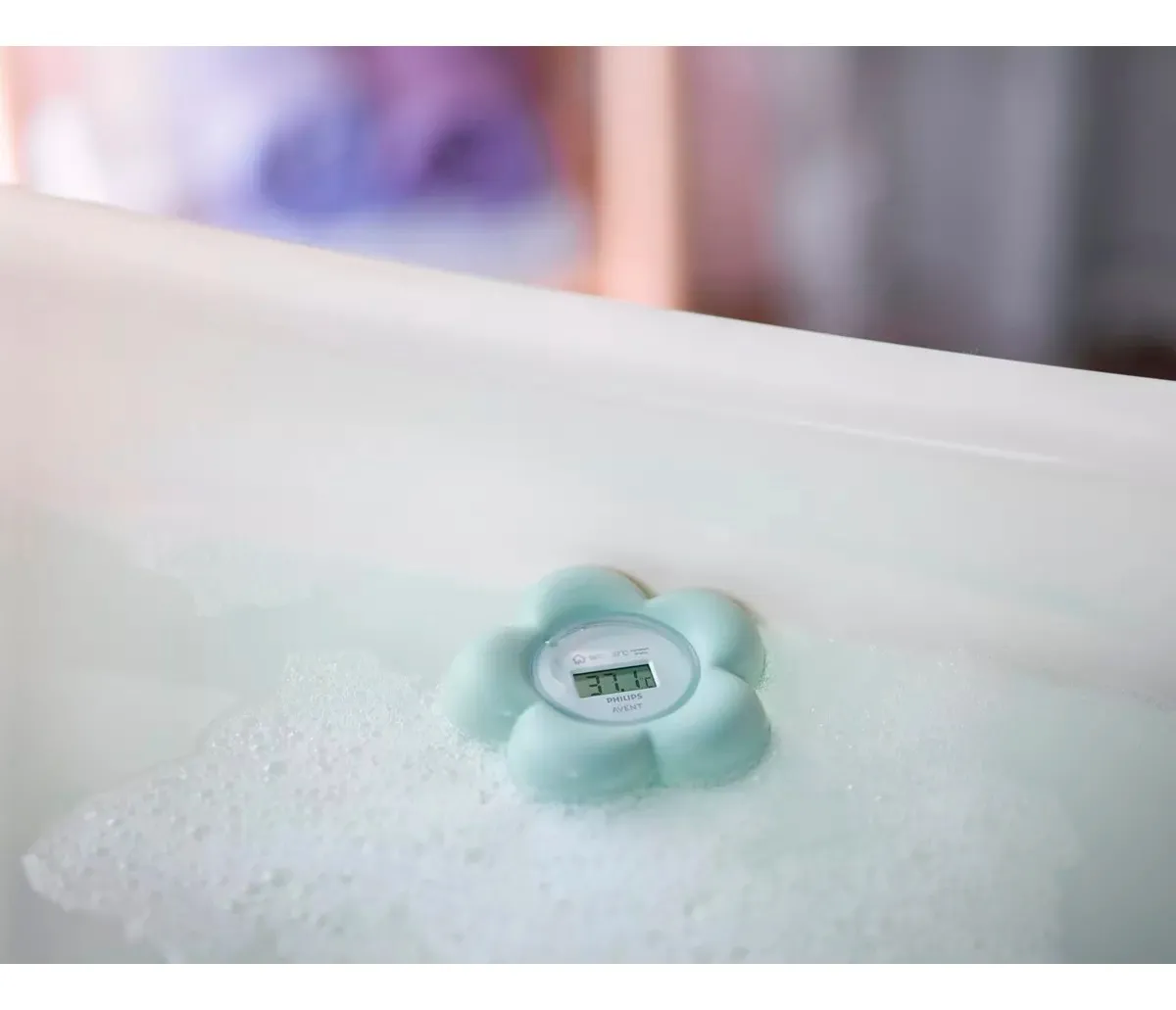 Termómetro digital Philips Avent flotando en el agua del baño del bebé