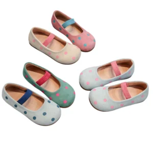 Zapato tipo bailarina para niña color rosa con lunares y suela antideslizante.