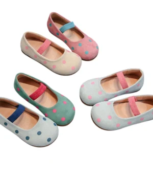 Zapato tipo bailarina para niña color rosa con lunares y suela antideslizante.