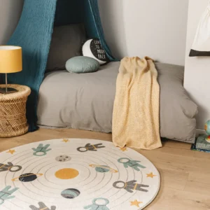 Habitacion decorada con alfombra infantil niño