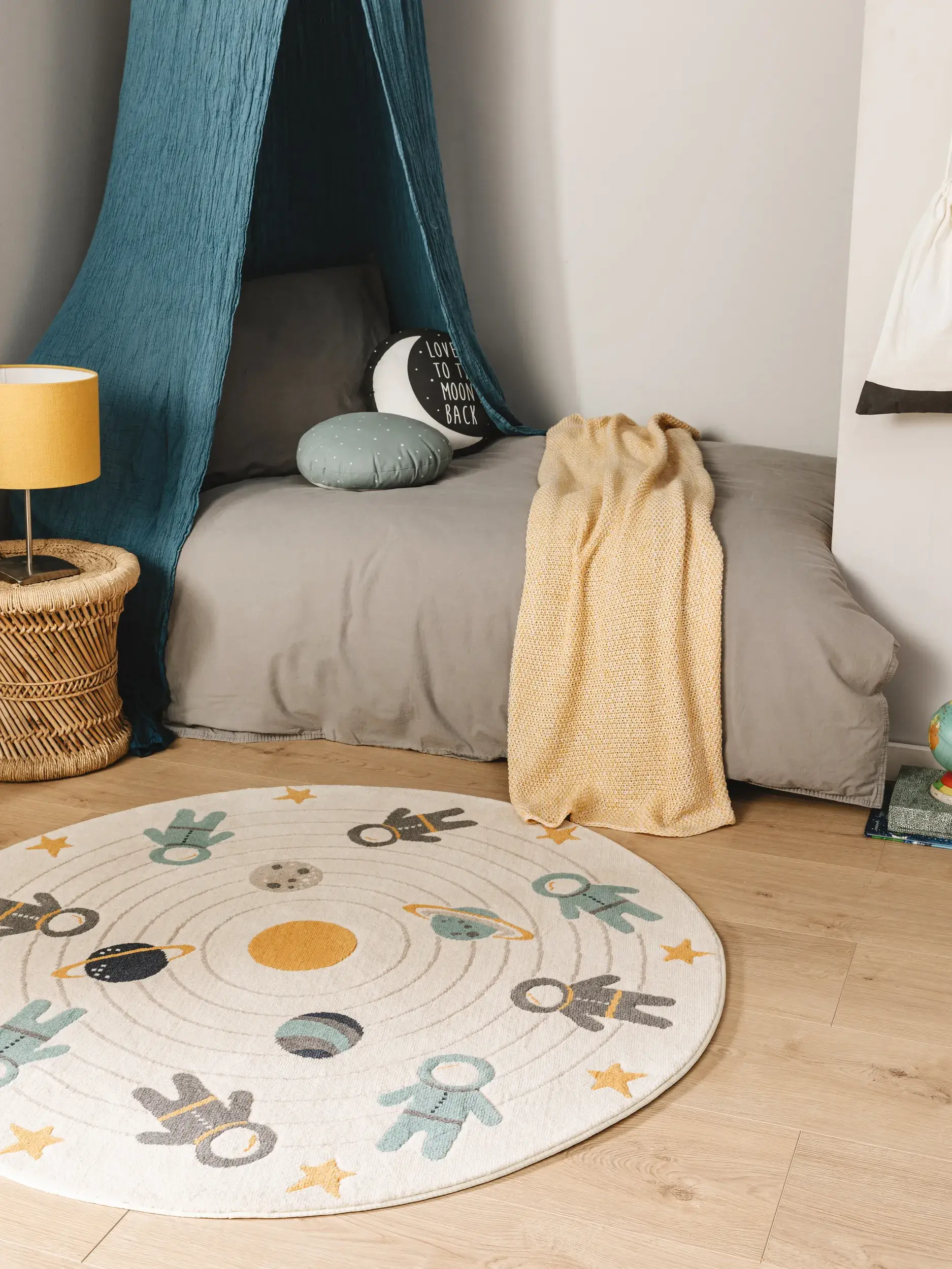 Habitacion decorada con alfombra infantil niño