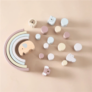Juguete Montessori de equilibrio arco con cilindros y animales de madera pastel