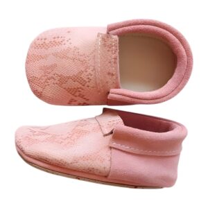 moccs de cuero flexibles para bebé – modelo pitón rosado