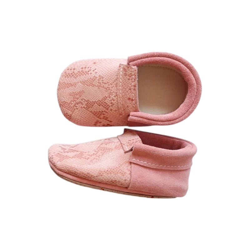 moccs de cuero flexibles para bebé – modelo pitón rosado