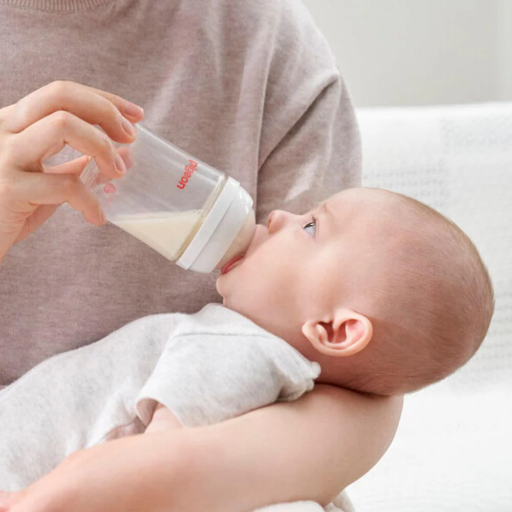 Bebe tomando con Pigeon Tetinas Softouch Talla SS (2 Un)