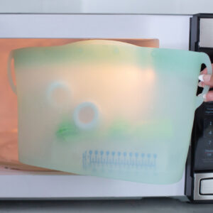 Bolsa esterilizadora reutilizable para microondas Dr. Browns en uso