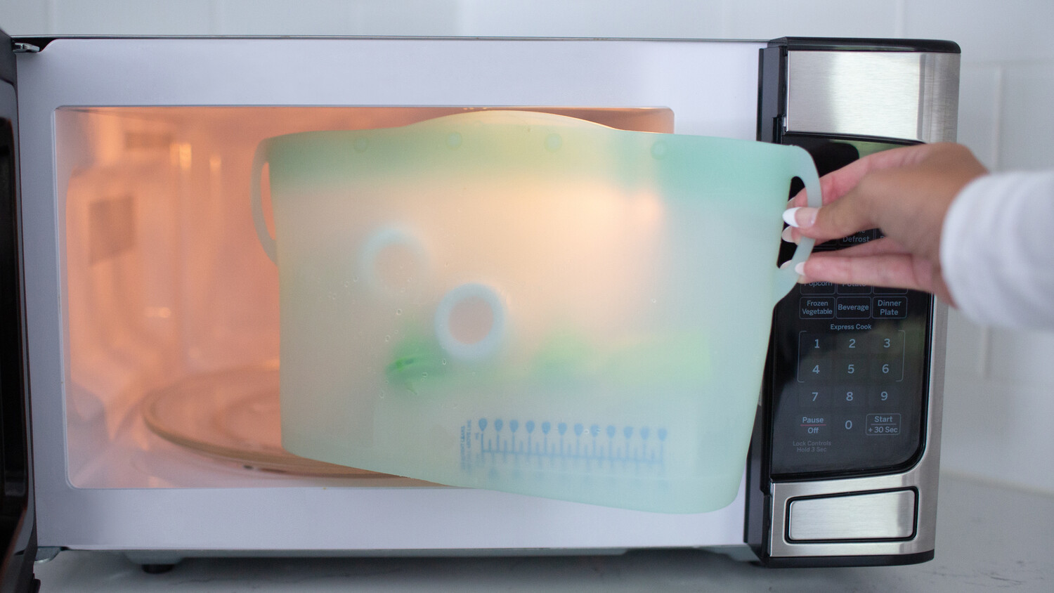 Bolsa esterilizadora reutilizable para microondas Dr. Browns en uso