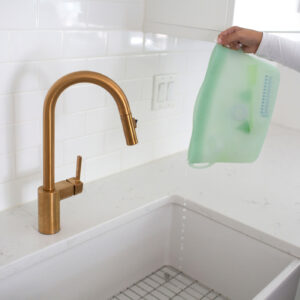 Bolsa esterilizadora reutilizable para microondas Dr. Browns utilizandose