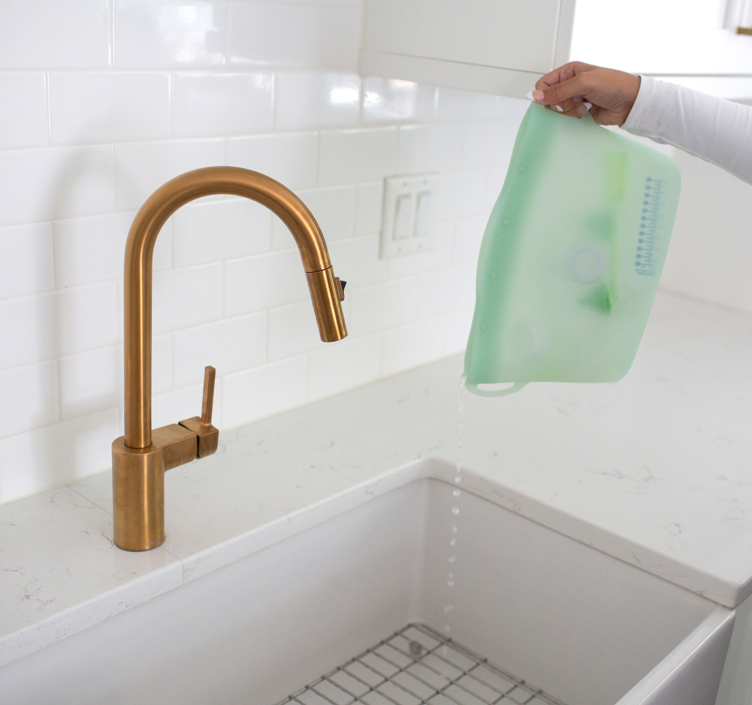 Bolsa esterilizadora reutilizable para microondas Dr. Browns utilizandose