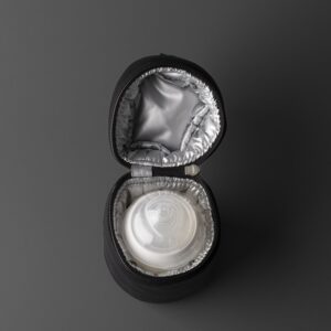 Bolso térmico mamaderas colgado en coche de bebé