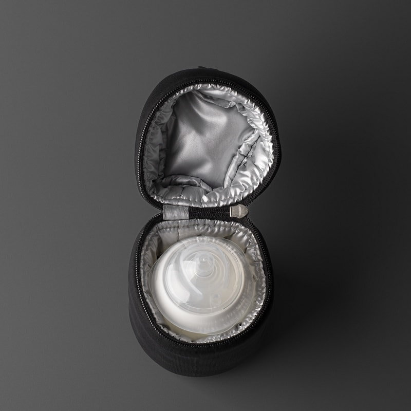 Bolso térmico mamaderas colgado en coche de bebé