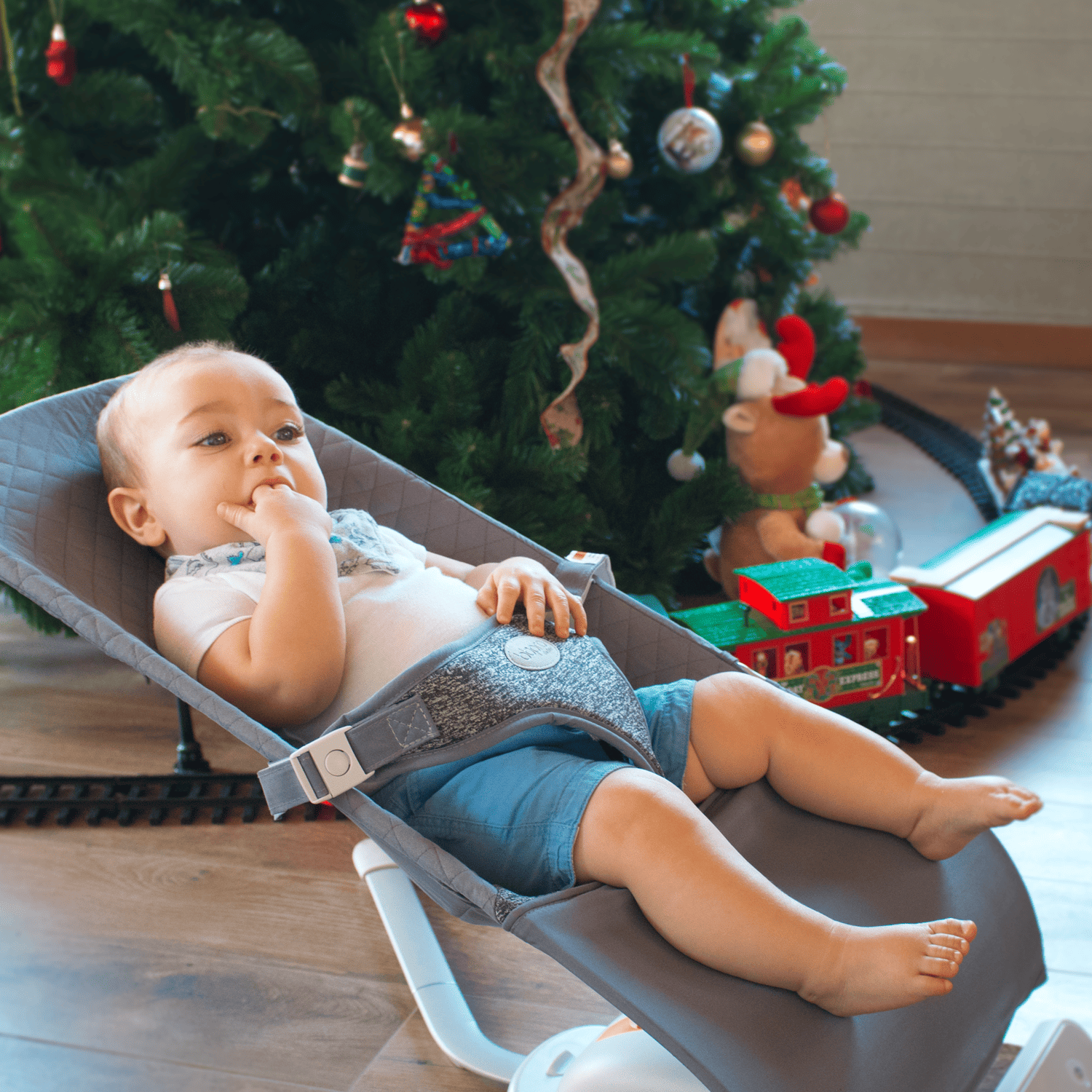 Bebé descansando en columpio eléctrico BBPro Calma con música — Estilo de Bebé