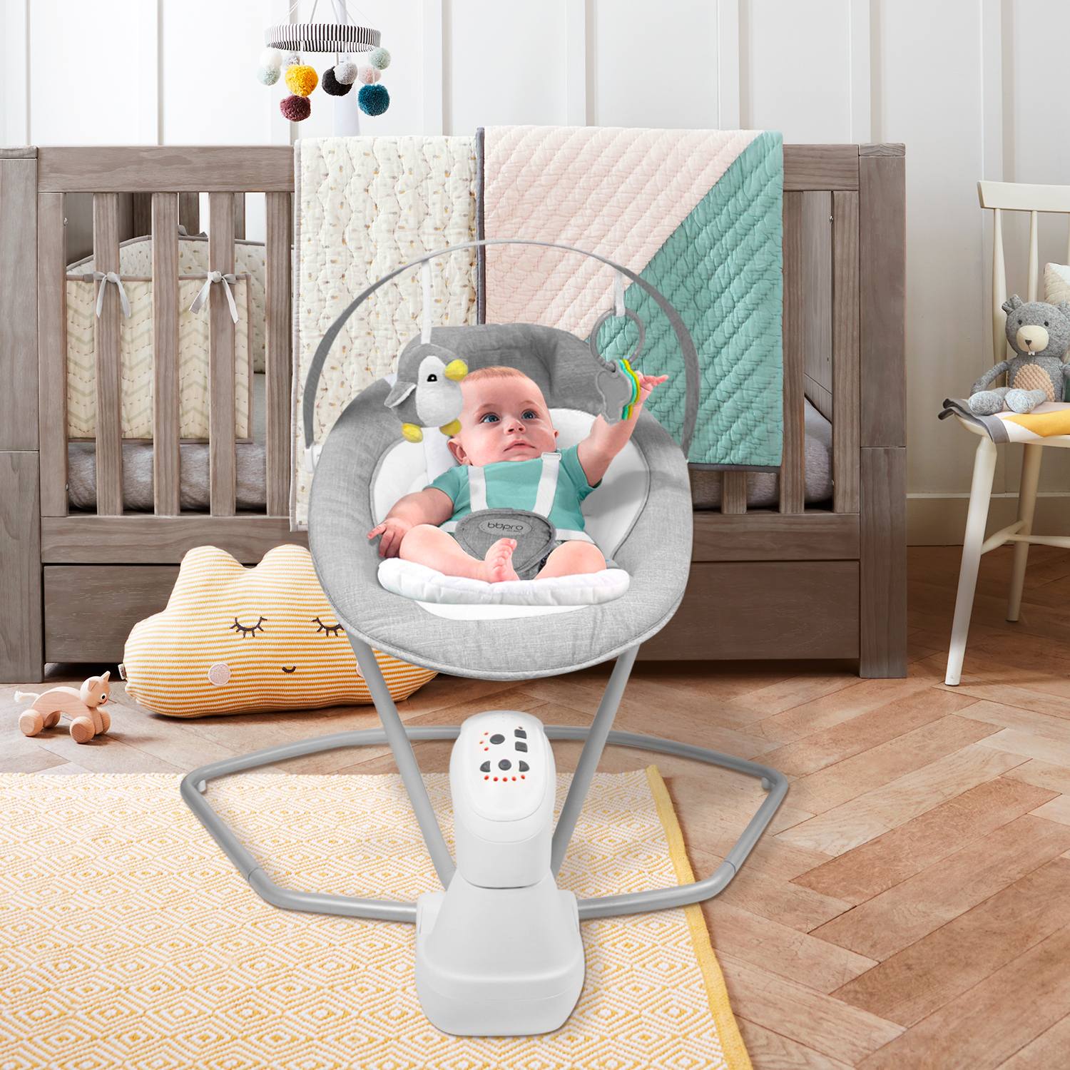 Bebé recién nacido en silla mecedora BBPro Flow con vibración — Estilo de Bebé