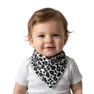 Bebé usando el babero bandana de algodón, diseño leopardo