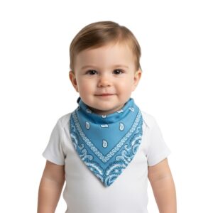 Bebé usando el babero bandana de algodón, diseño paisley celeste