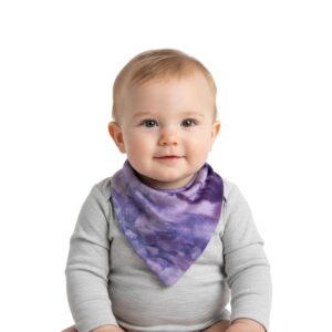 Bebé usando el babero bandana de algodón, diseño tie dye lila