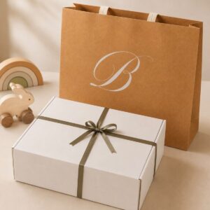 Packaging de regalo Bebabu: cajita blanca y bolsa kraft