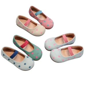 Zapato tipo bailarina para niña color rosa con lunares y suela antideslizante.