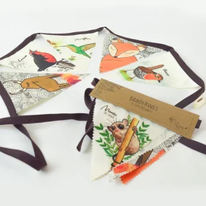 Banderines decorativos impermeables de 1,5 m con ilustraciones inspiradas en la naturaleza, aves, fauna y gatos nativos de Chile. Resistentes para interior y exterior.